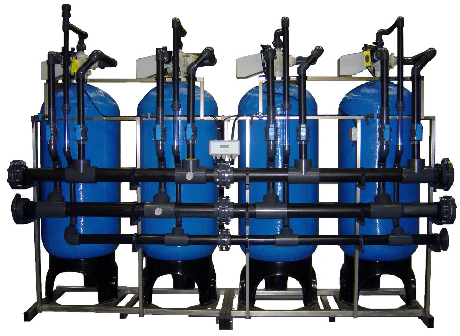 tubes bleus et tuyaux noirs indiquant l'installation d'adoucisseur pour le traitement de l'eau