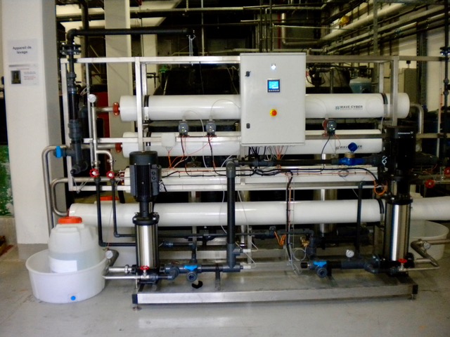 Installation de materiel avec tubes en blanc pour le traitement de l'eau